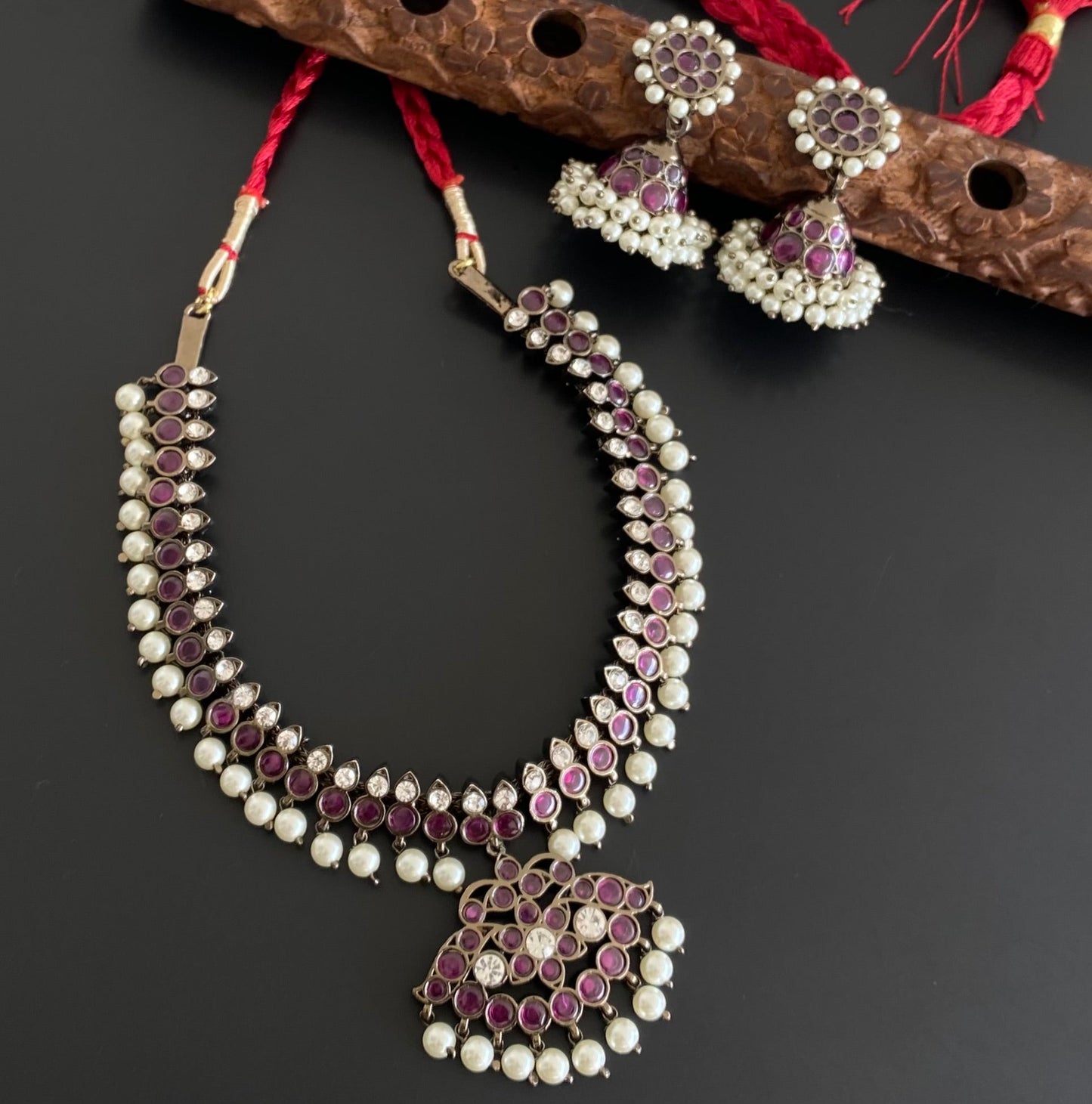 Black finish precious kemp-white pearl attigai necklace set dj-54090