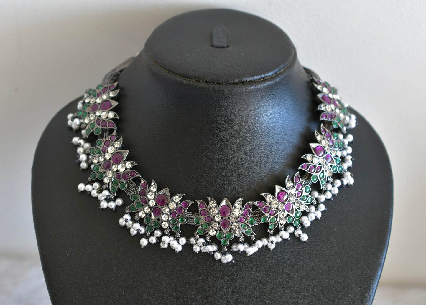 Black finish precious kemp-green pearl lotus necklace dj-52512