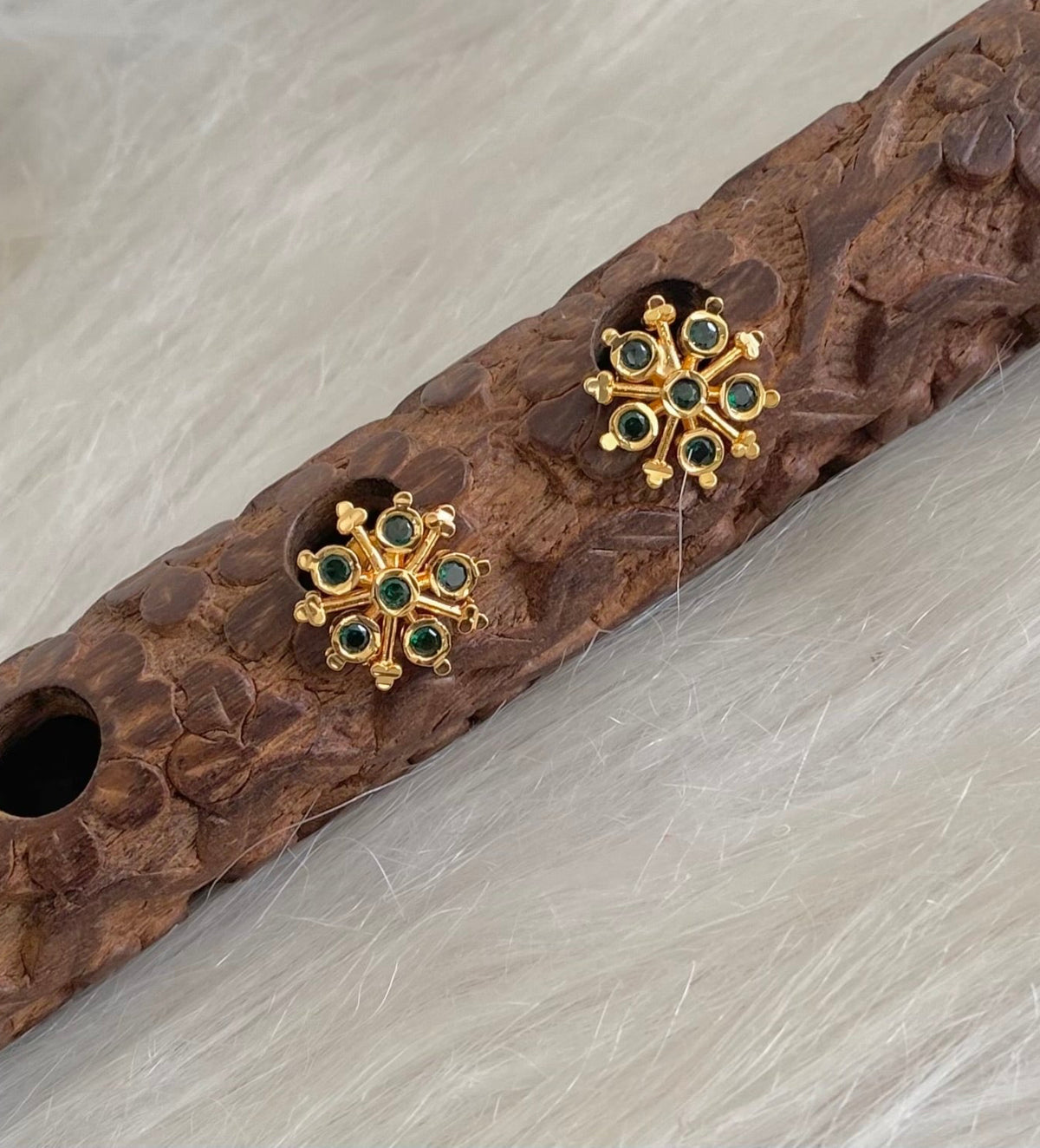 Gold tone green stone flower stud/earrings dj-54899