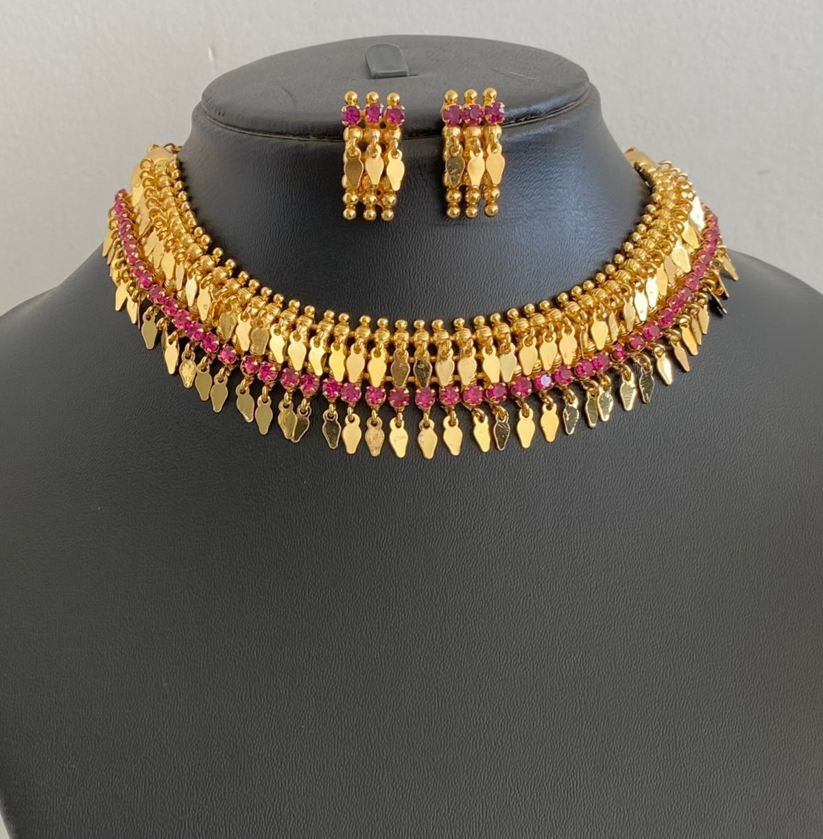 Gold tone ad pink stone elakka thali choker necklace set dj-55106