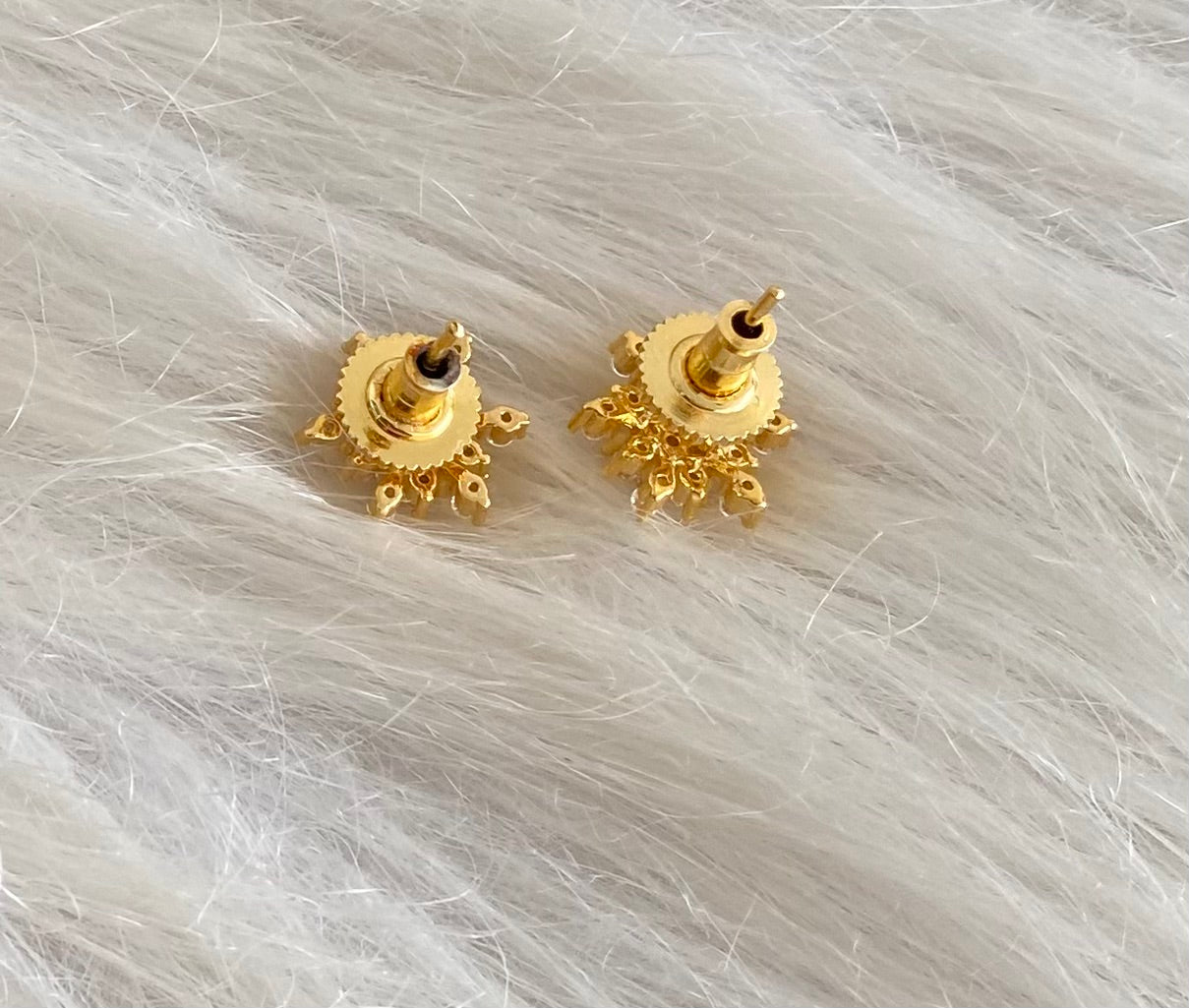 Gold tone cz white stone small stud/earrings dj-54635
