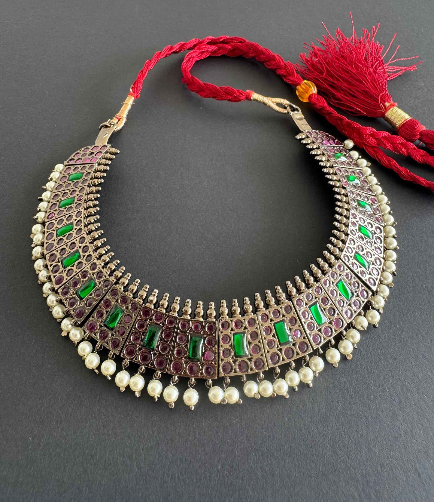 Black finish precious kemp-green pearl poothali necklace Dj-51444