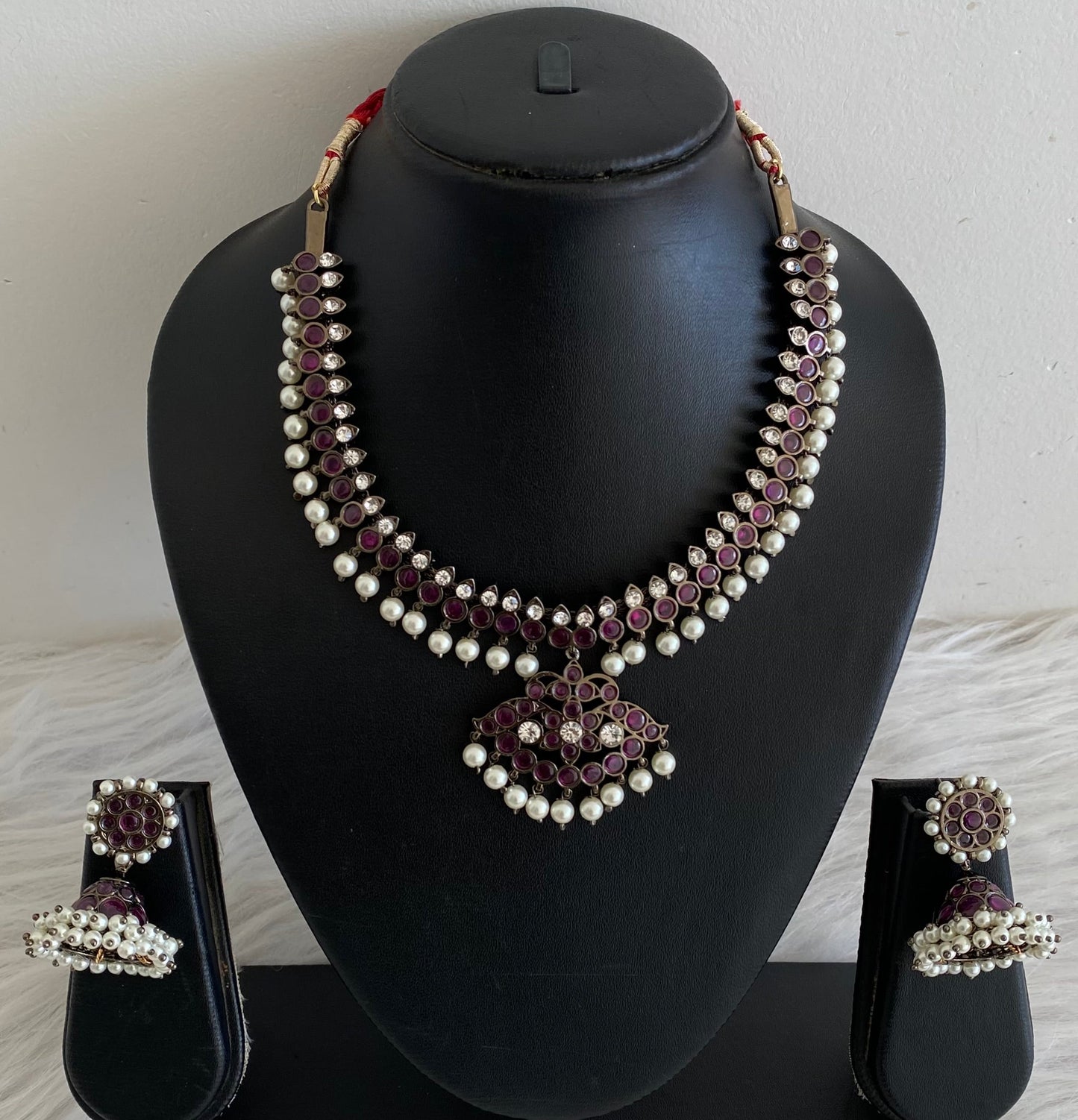 Black finish precious kemp-white pearl attigai necklace set dj-54090
