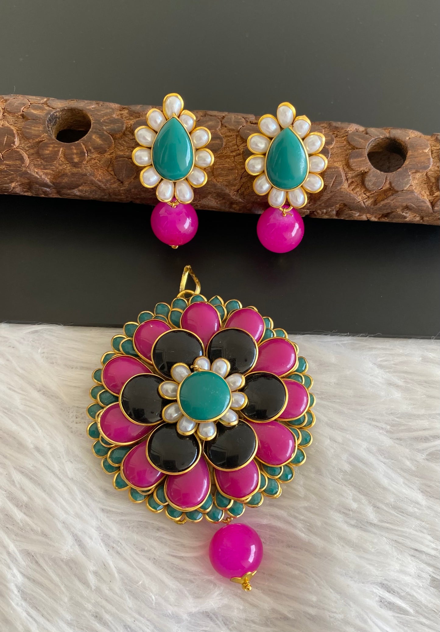 Gold tone pacchi flower round  pendent set dj-52958