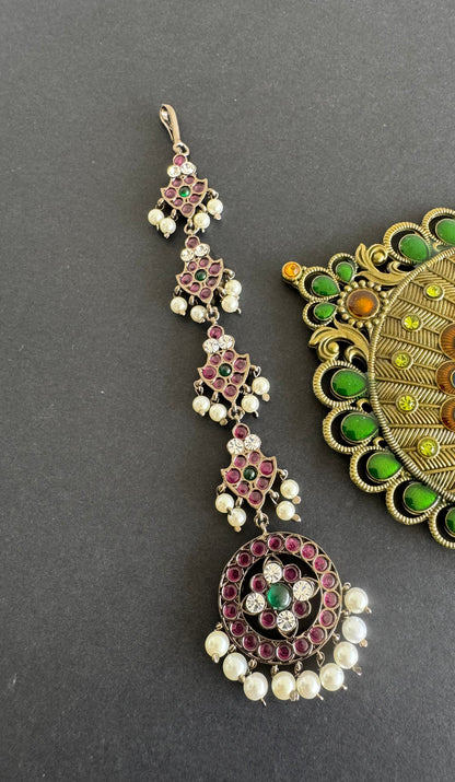 Black finish precious kemp-green-white pearl round tikka dj-52009