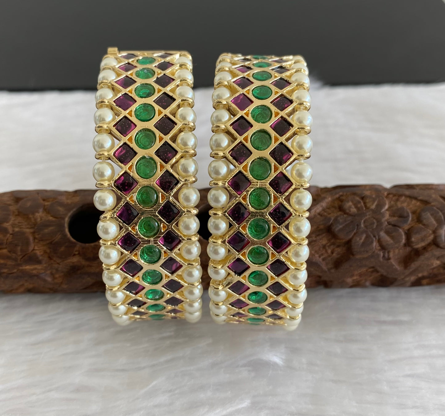 Gold tone precious kemp-green pearl screw bangles(2.4) dj-53375