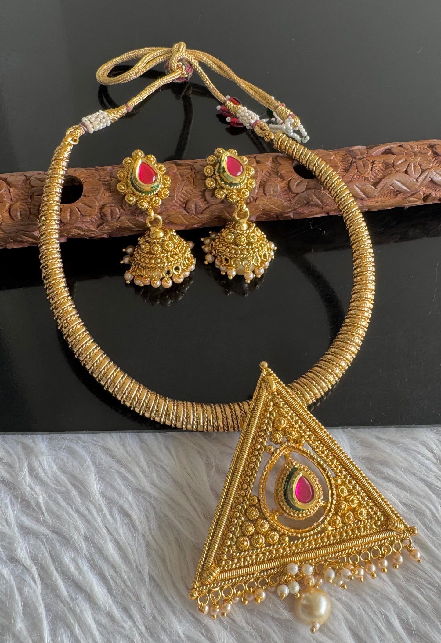 Antique gold tone Pink kante Triangle Necklace Set dj-51110