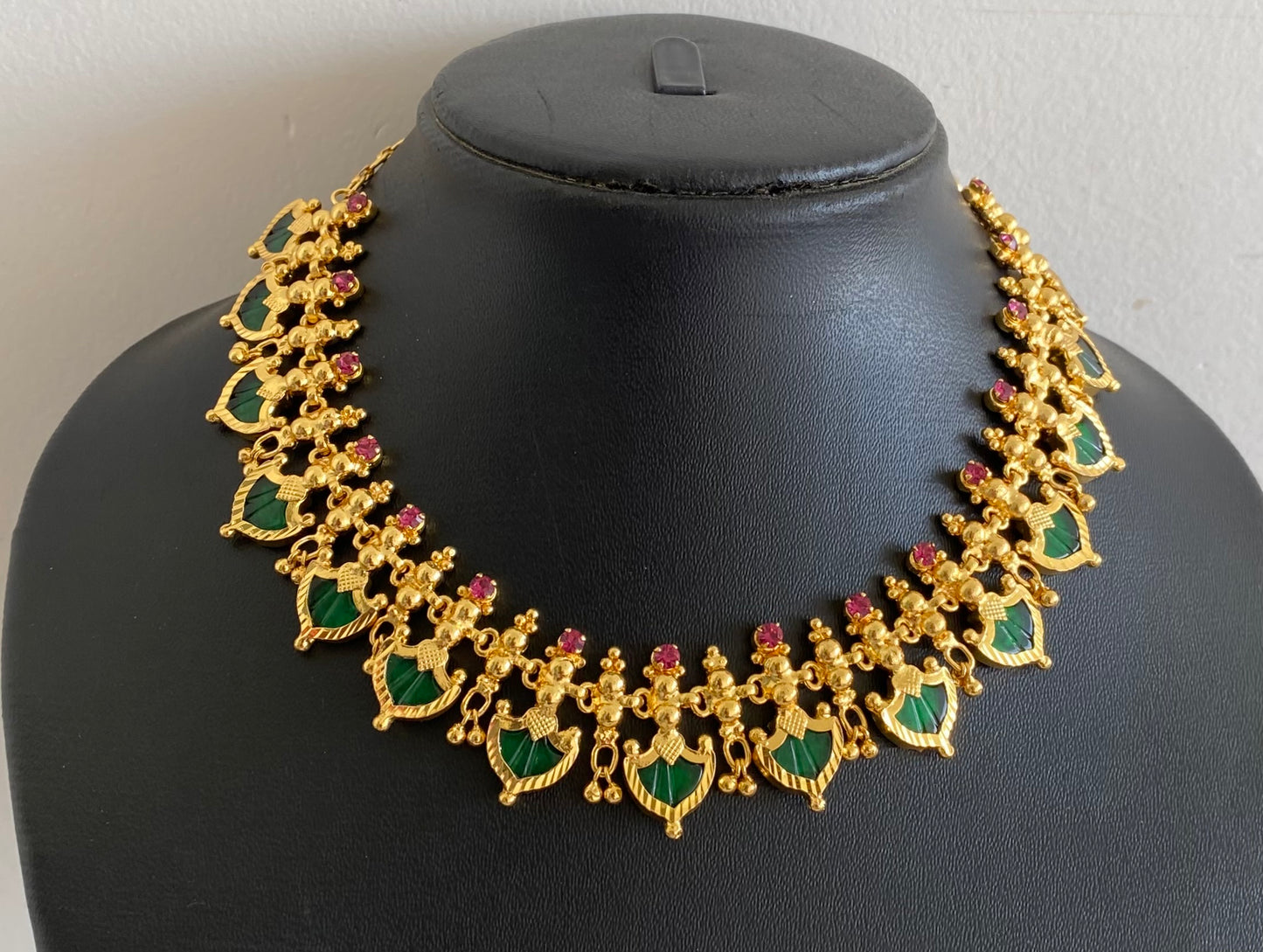 Gold tone kerala style pink-green palakka necklace dj-53695