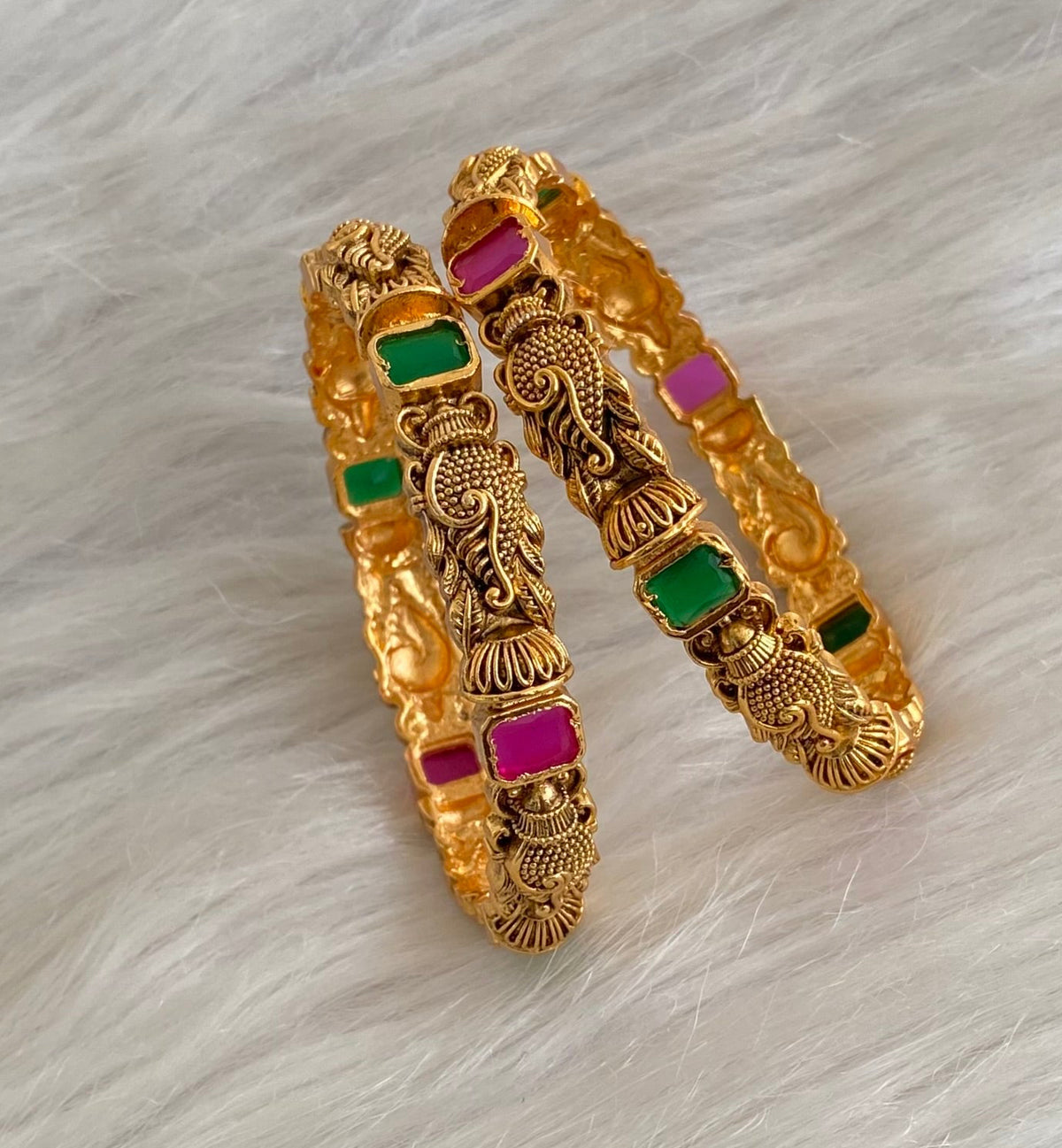 Antique gold tone kemp-green square stone bangles(2.10) dj-55170