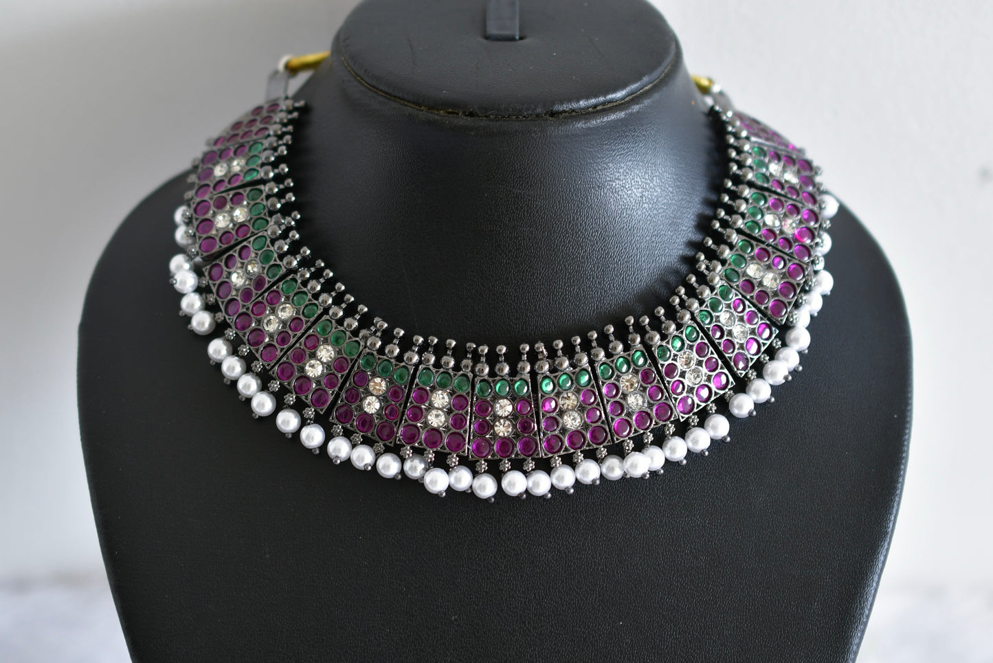 Black finish precious kemp-green pearl poothali necklace dj-52279