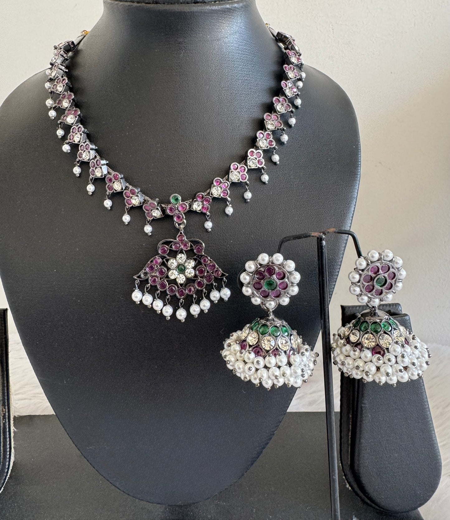 Black finish precious kemp-green pearl necklace set dj-52530