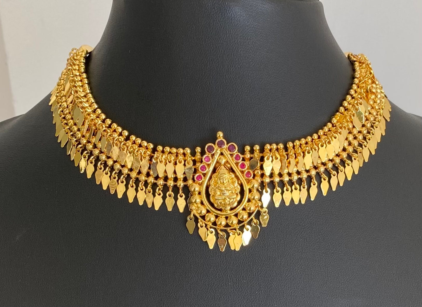 Gold tone kerala style elakka pink stone lakshmi choker necklace dj-54106
