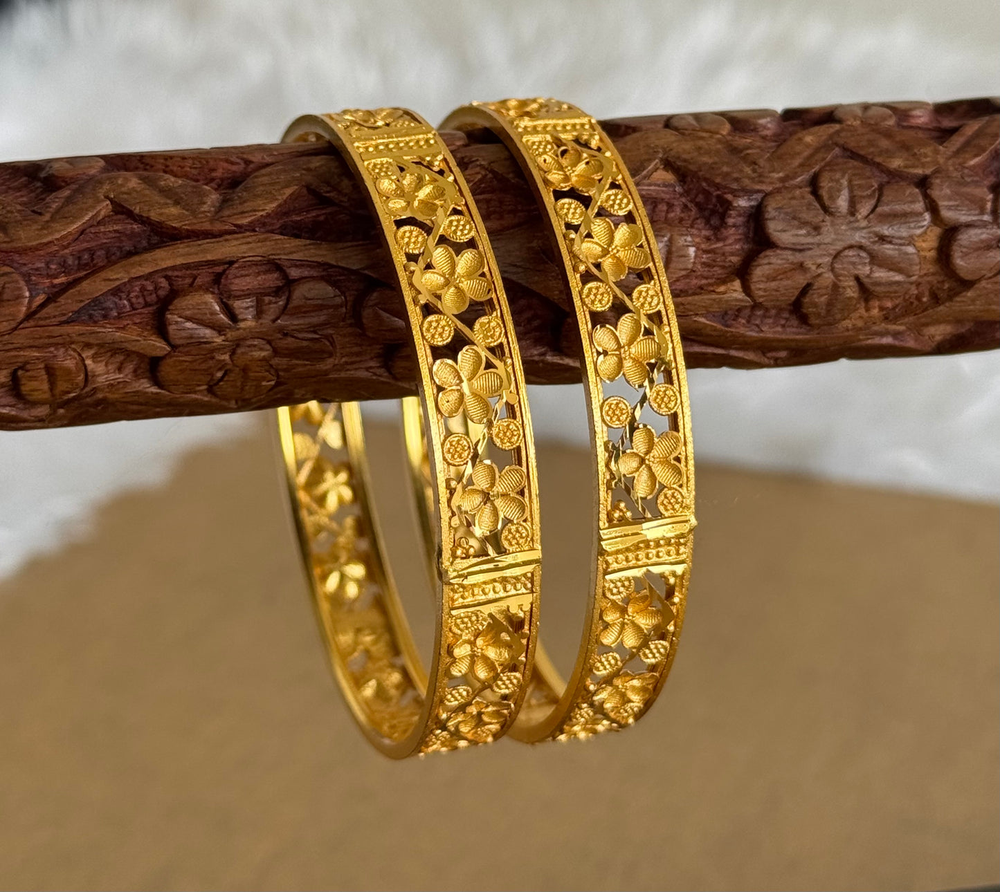 Gold tone designer flower bangles(2.8) dj-51752