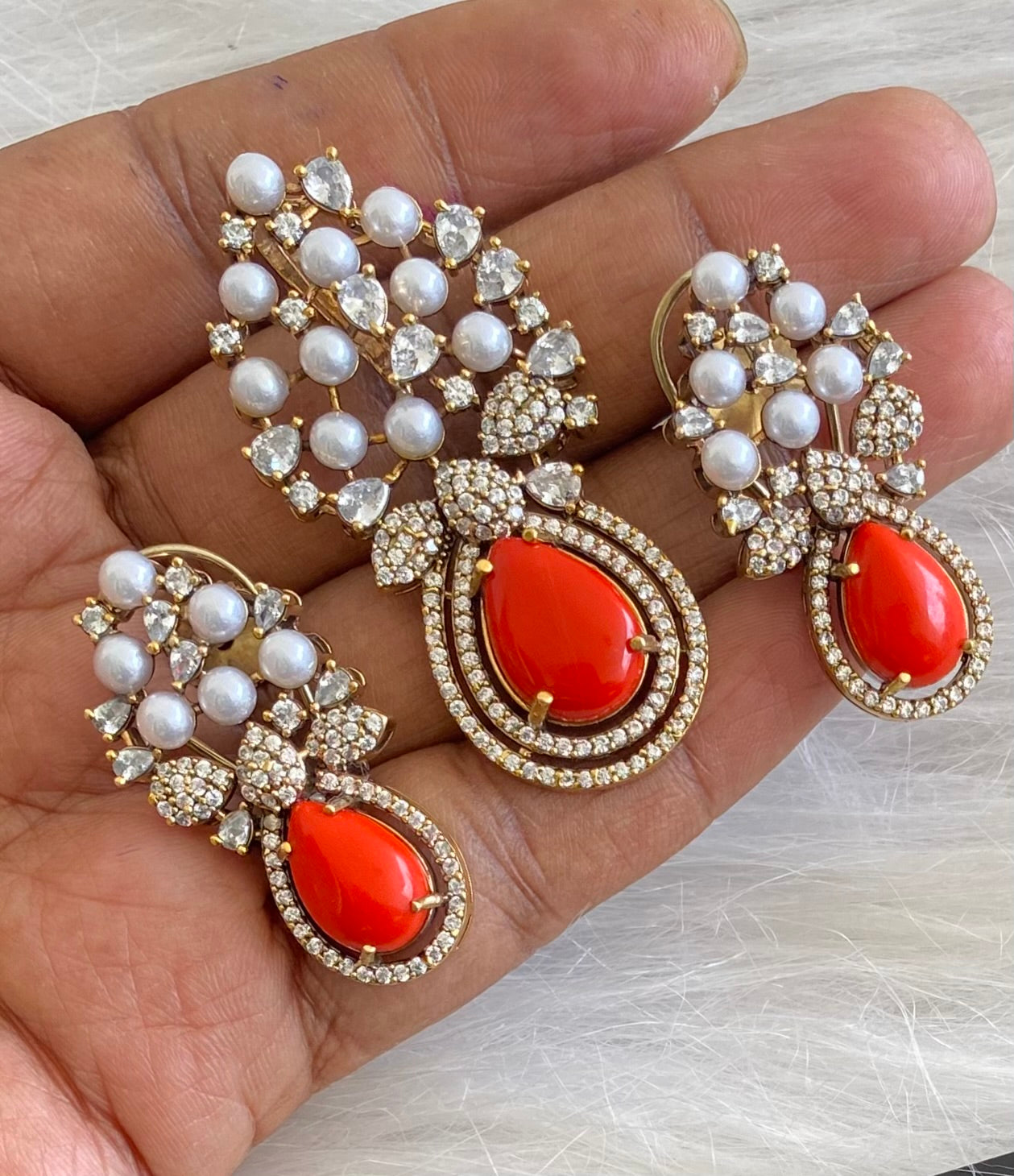 Antique gold tone coral-pearl-white pendant set dj-53980