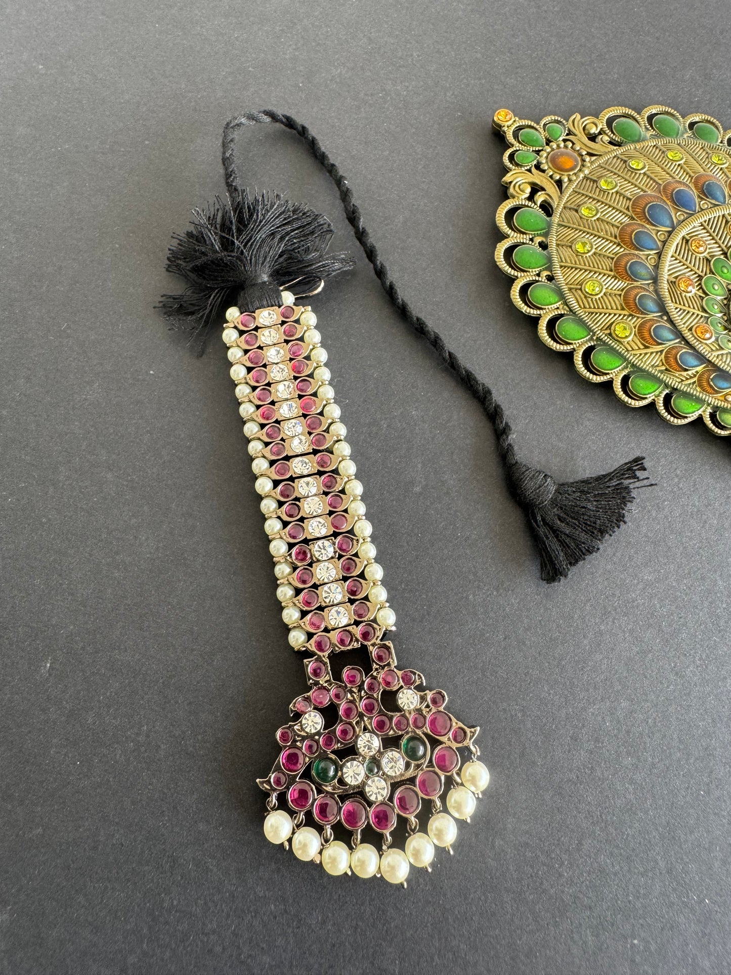 Black finish precious kemp-green-white pearl peacock tikka dj-52008