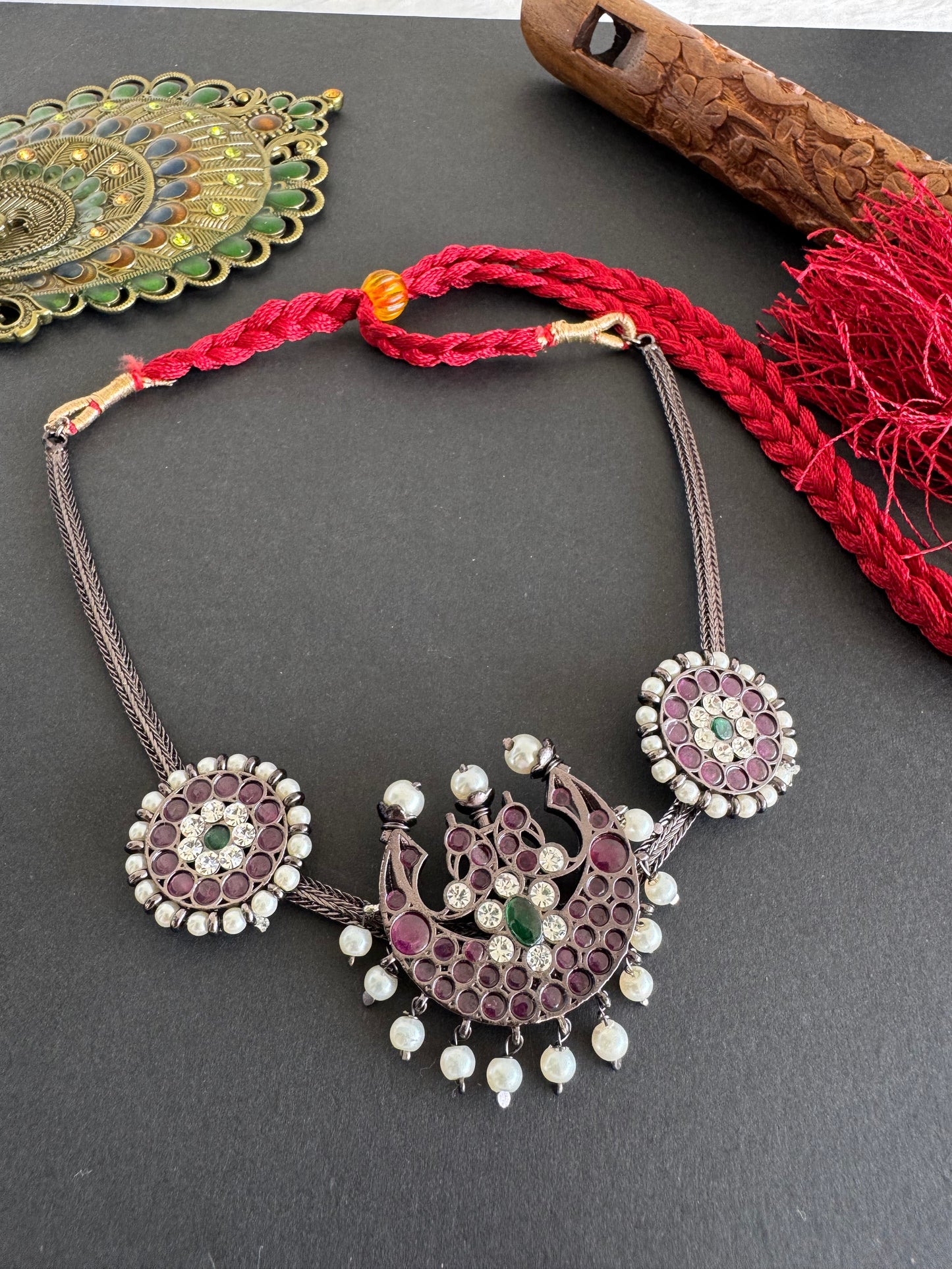 Black finish precious kemp-green pearl moon necklace dj-52281