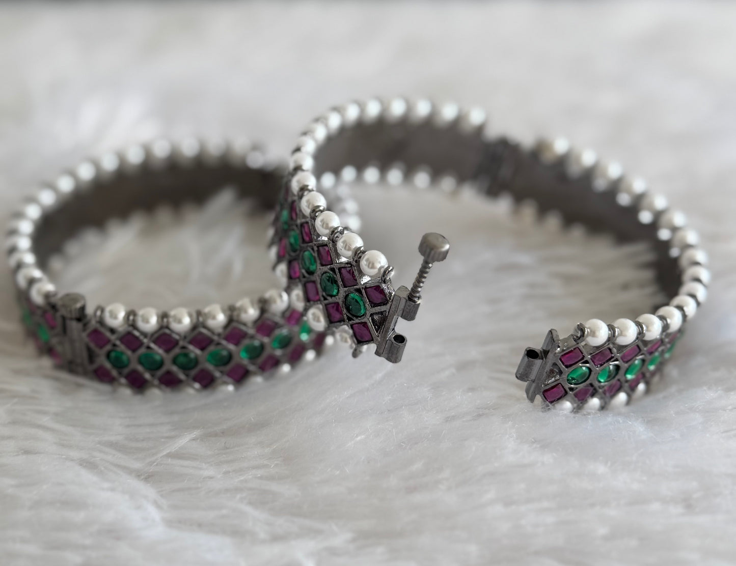 Black finish precious kemp-green pearl screw bangles(2.4) dj-51442