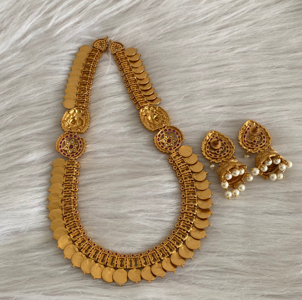 Matte finish kemp-white lakshmi coin swan short haar set dj-54999