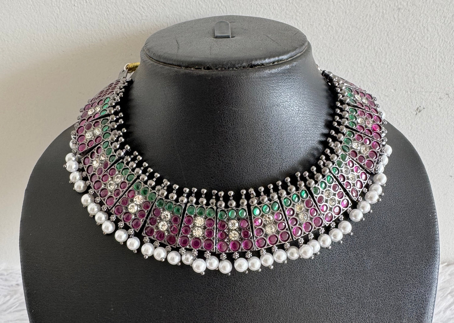 Black finish precious kemp-green pearl poothali necklace dj-52279