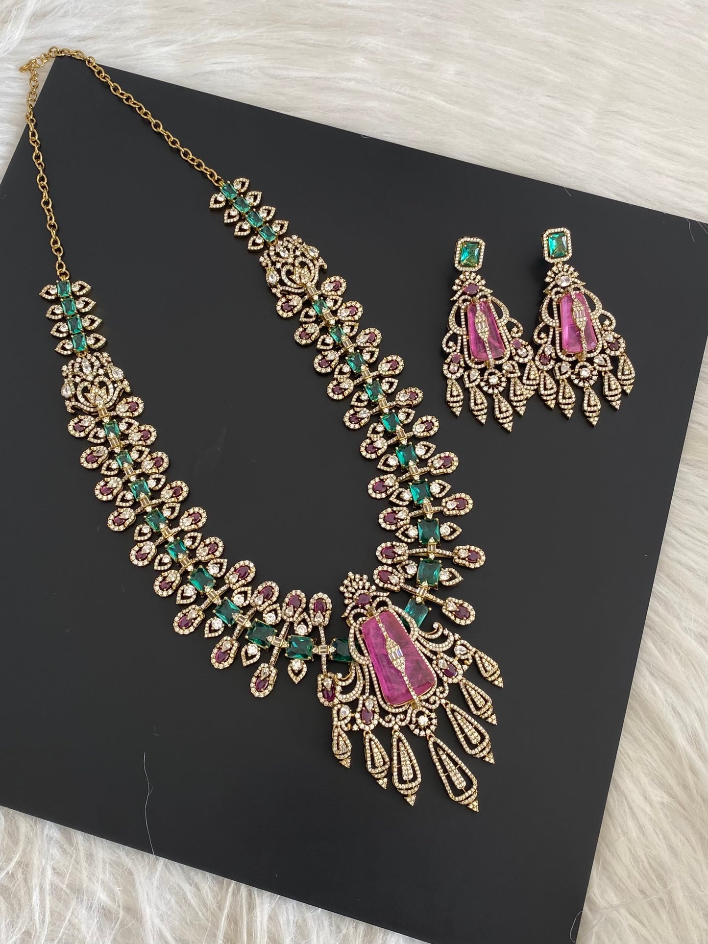 Antique gold cz white-pink peacock green stone haar set dj-54563