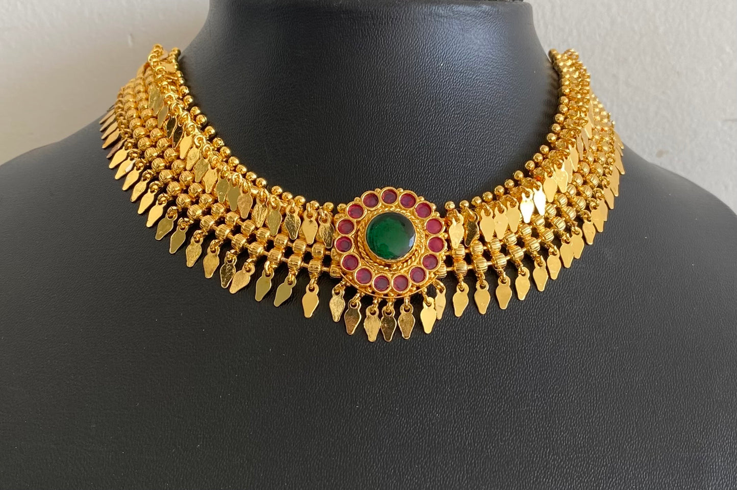Gold tone kerala style elakka pink-green stone choker necklace dj-54105