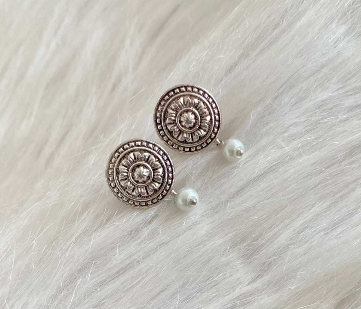Silver tone round flower design pearl stud/earrings dj-55013