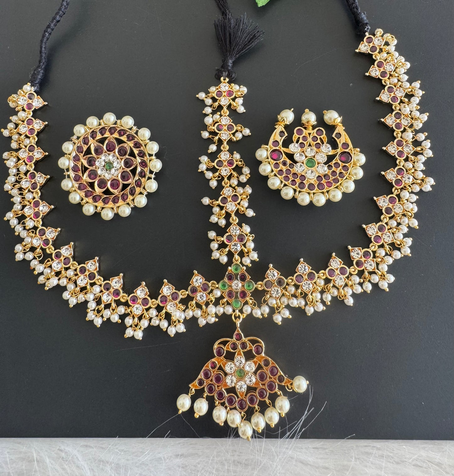 Gold tone precious kemp-green-white pearl cluster with sun and moon head set dj-50790