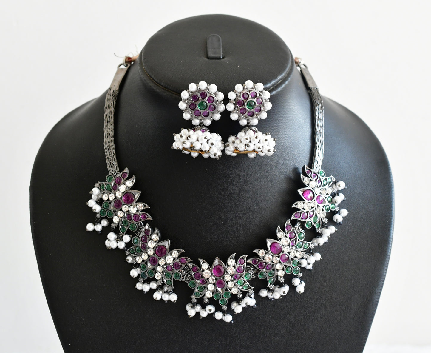Black finish precious kemp-green-white pearl lotus necklace set dj-53352