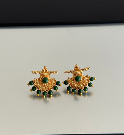 Gold tone green beaded stud/earrings dj-51602