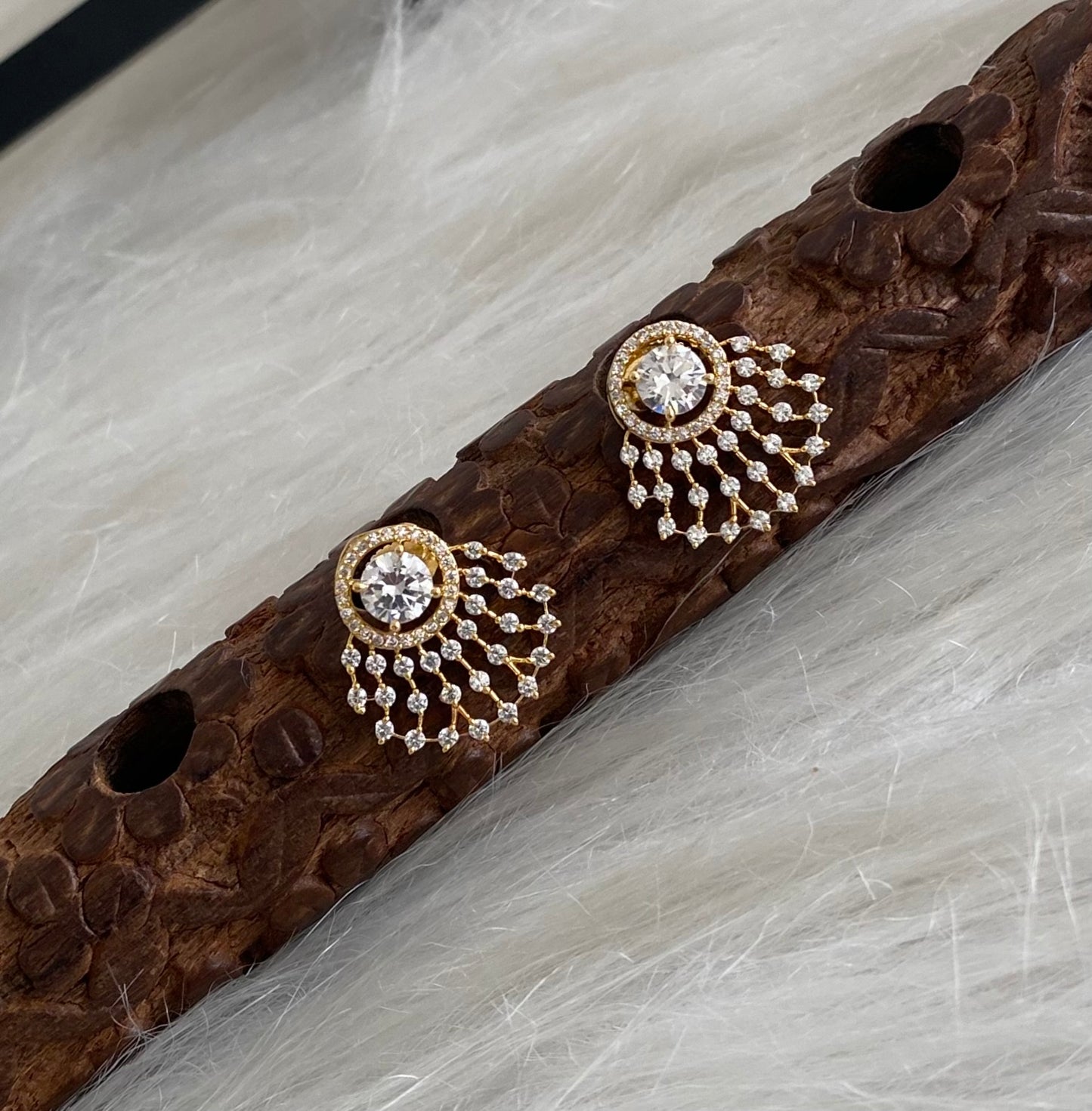 Gold tone diamond look white stone stud/earrings dj-54626