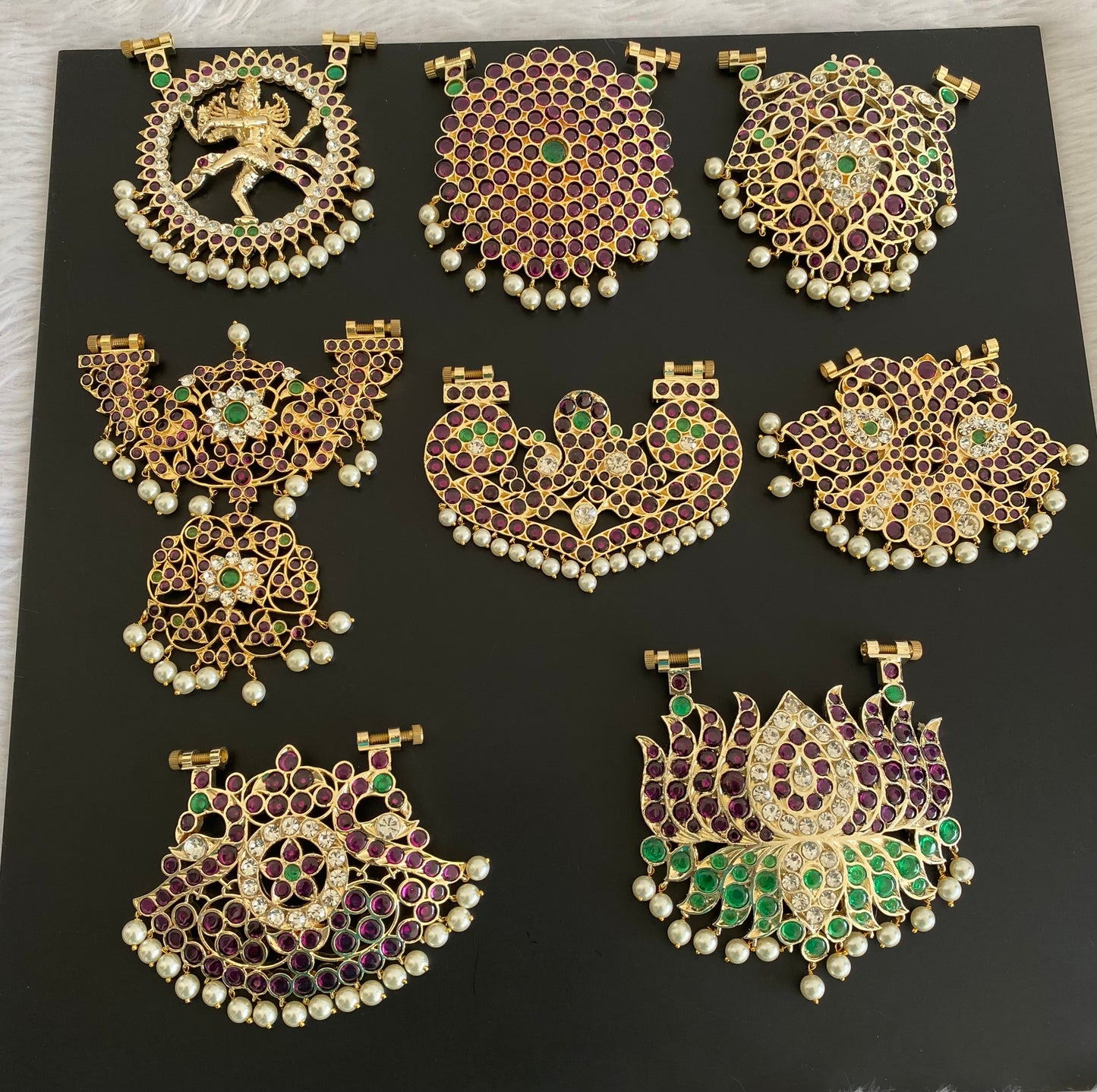 Gold tone precious kemp-green-white pearl haar with 9 interchangeable pendants dj-53379
