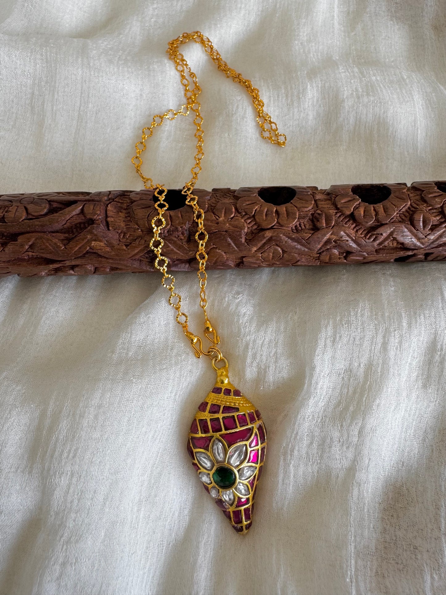 Gold tone pink-green kundan jadau Shanku pendant with 18 inches chain dj-52618