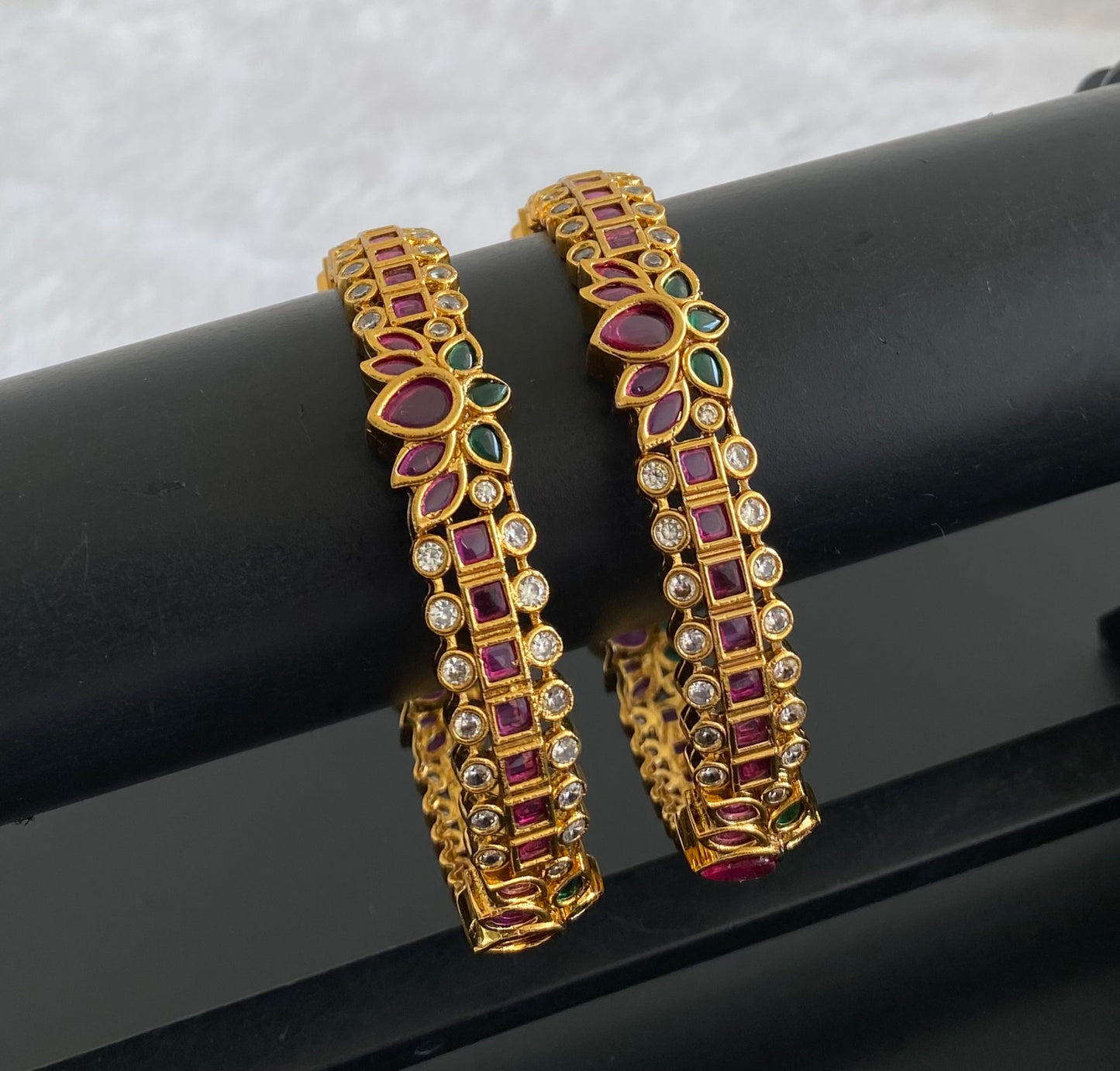 Antique gold tone kemp-green-white stone lotus bangles(2.4) dj-53434