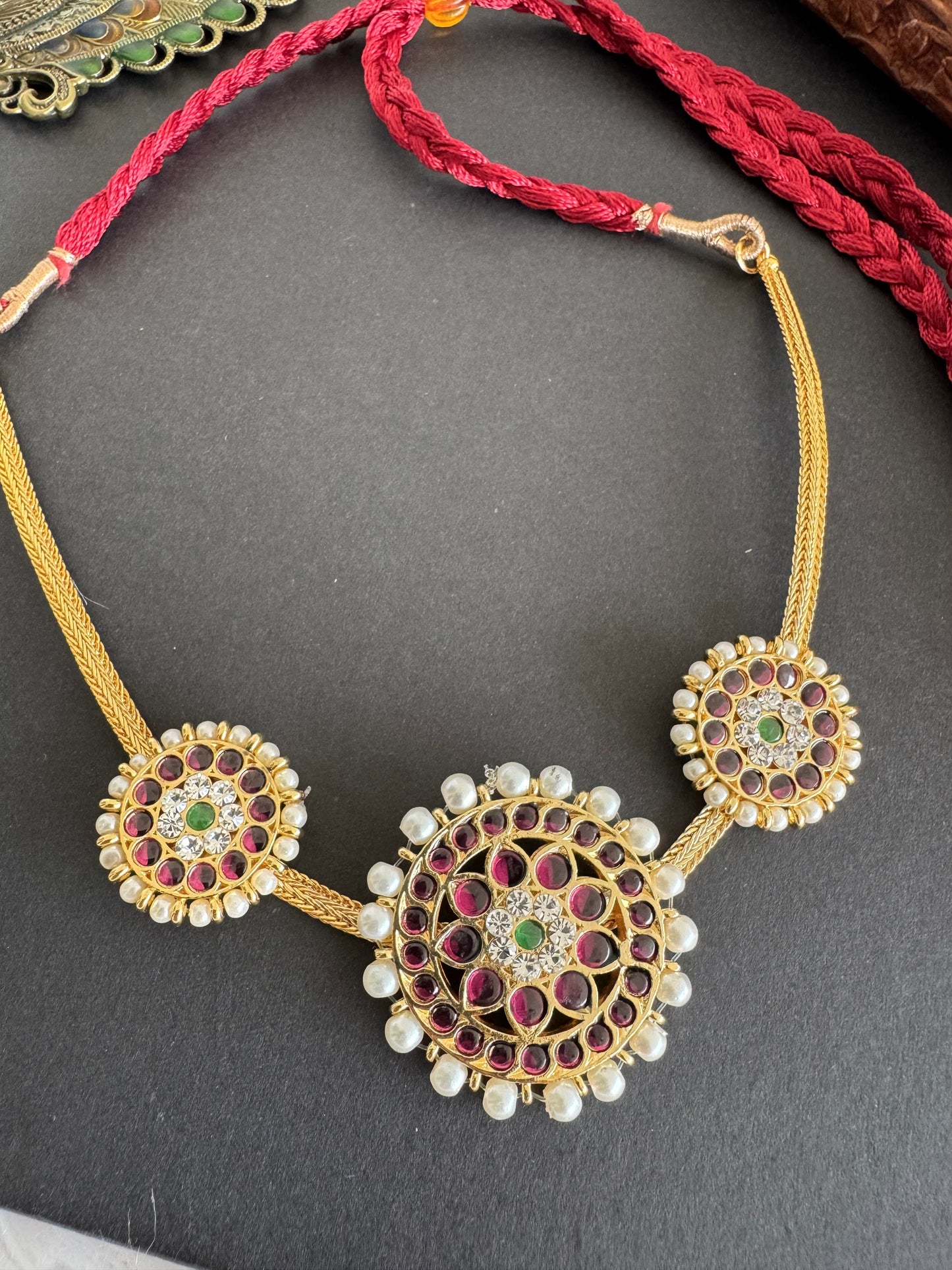 Gold tone precious kemp-green pearl round necklace dj-52288