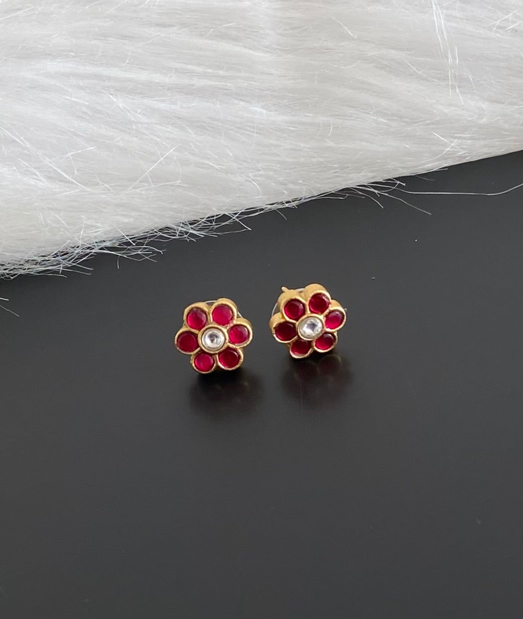 Gold tone kemp-white kundan jadau stud/earrings dj-54574