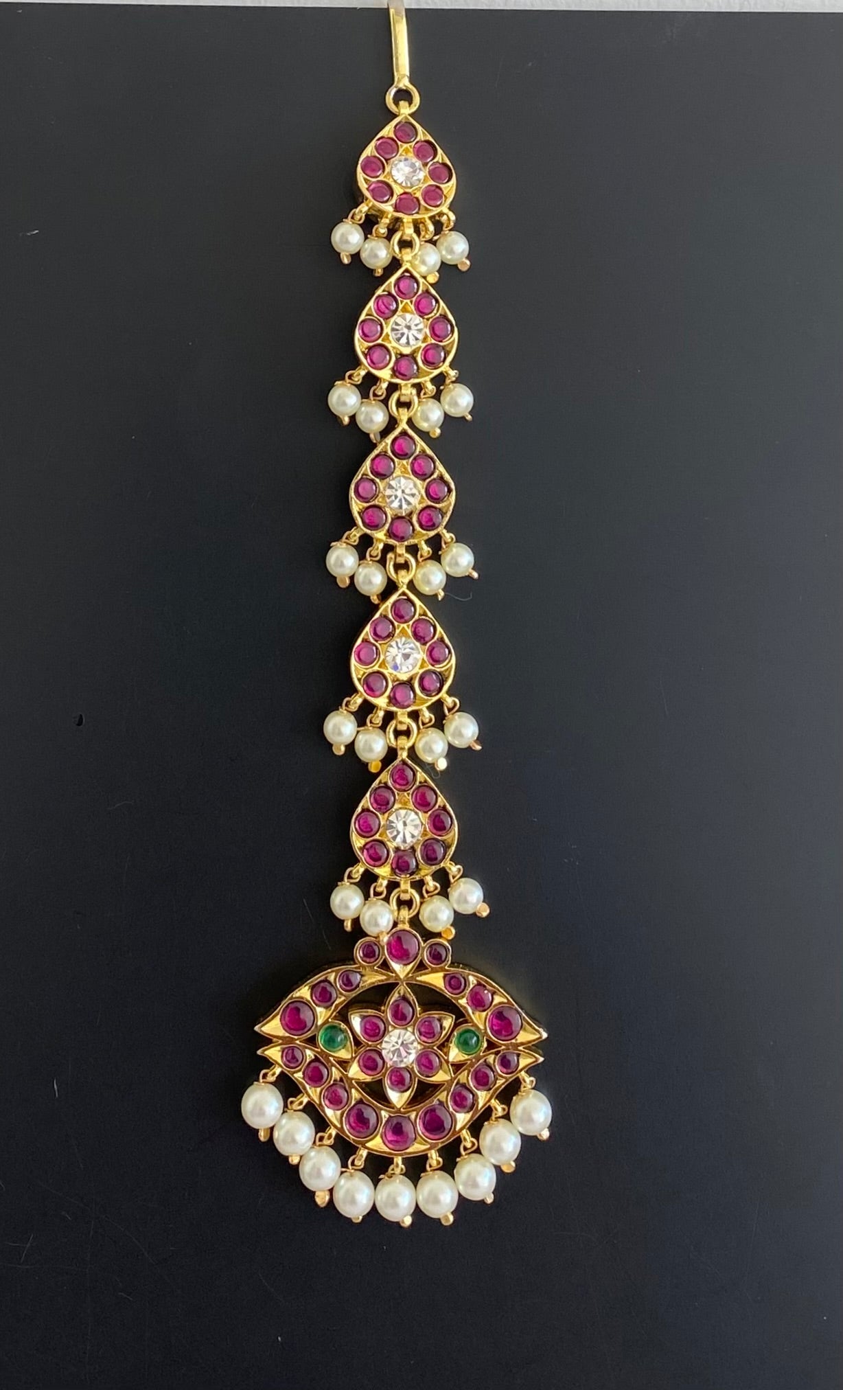 Gold tone precious kemp-green-white pearl tikka dj-52996