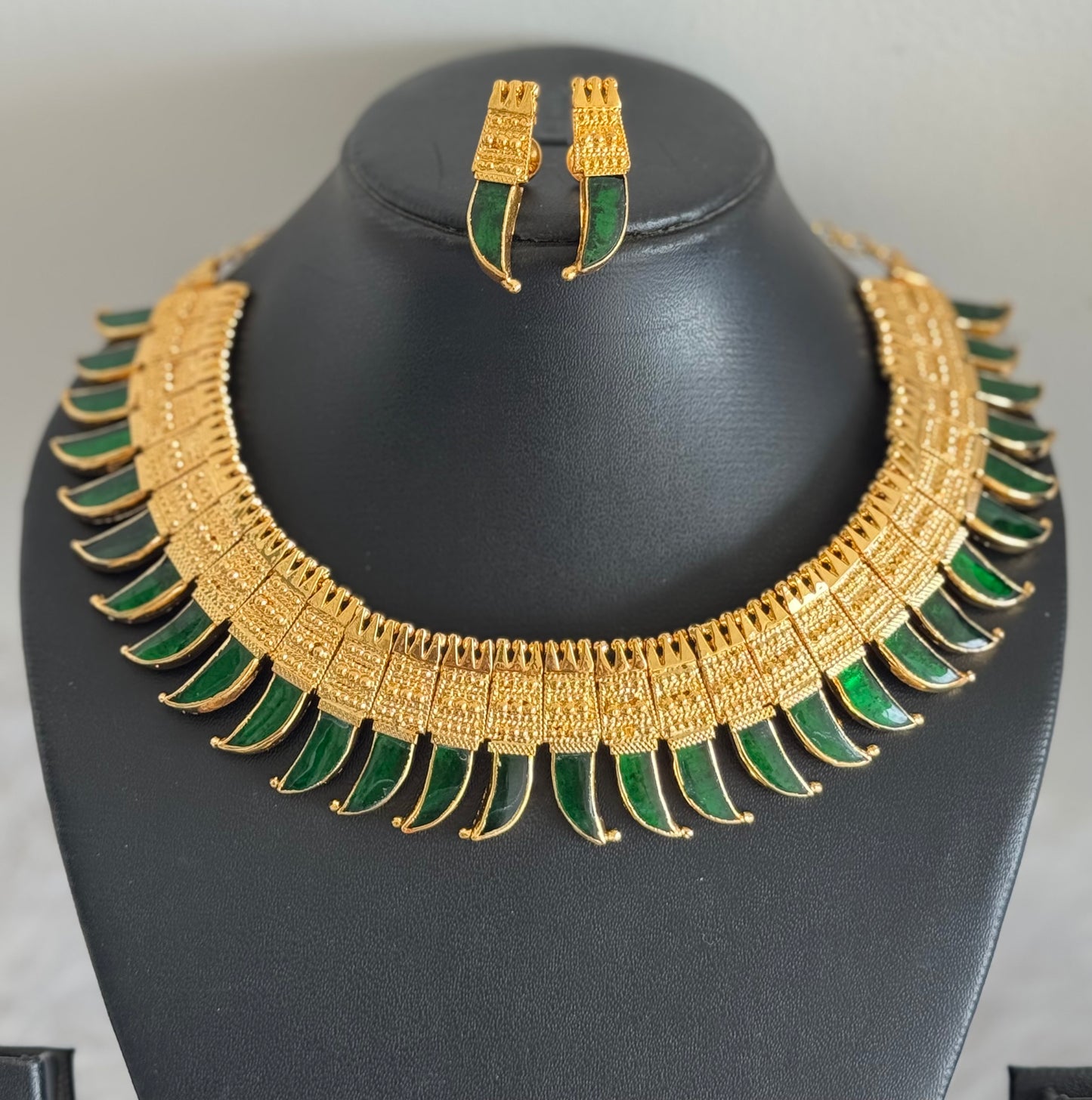 Gold look alike green-pink kerala style pulinagam big necklace set dj-51721