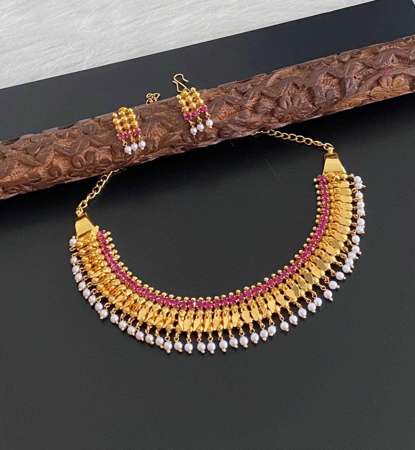 Gold tone kerala style elakka pink stone pearl choker necklace set dj-54624