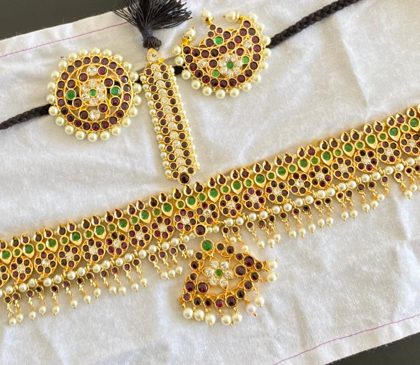Gold tone precious kemp-green-white pearl mango tikka/head set dj-53645