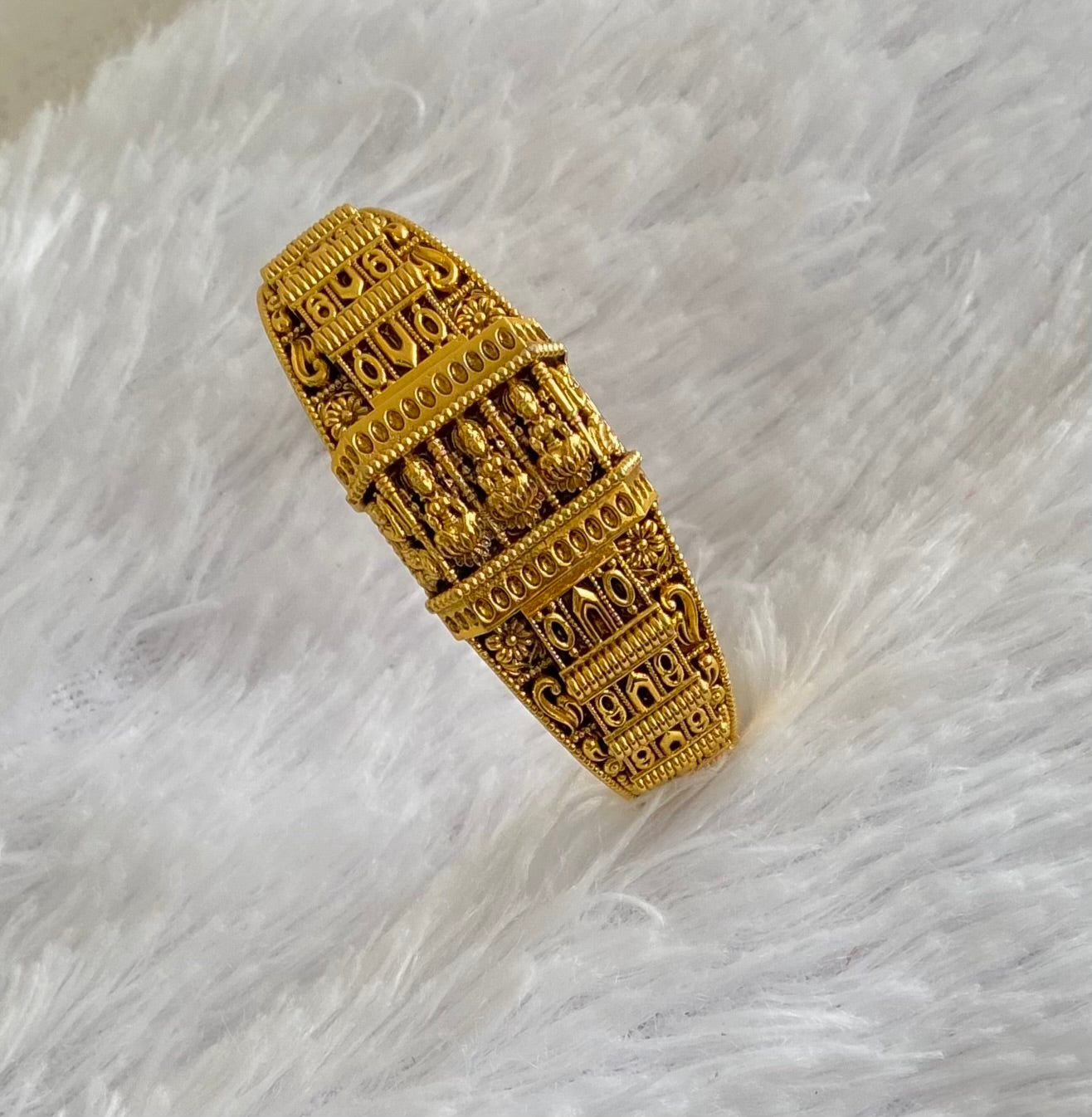 Antique gold tone lakshmi screw type kada/bracelet dj-54442