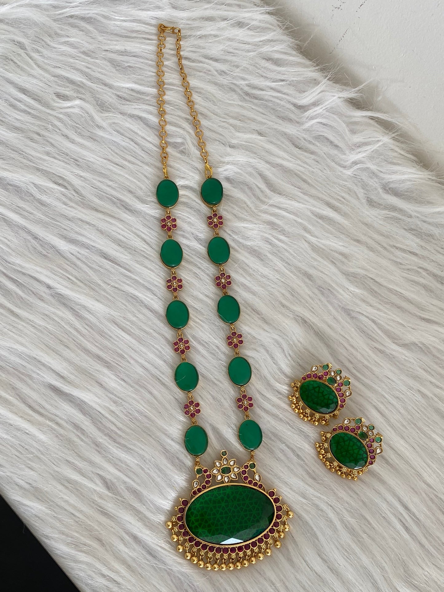 Matte finish kemp-big green oval stone peacock pendant short haar set dj-54253