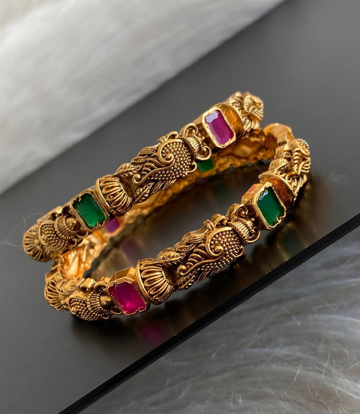 Antique gold tone kemp-green square stone bangles(2.10) dj-55170