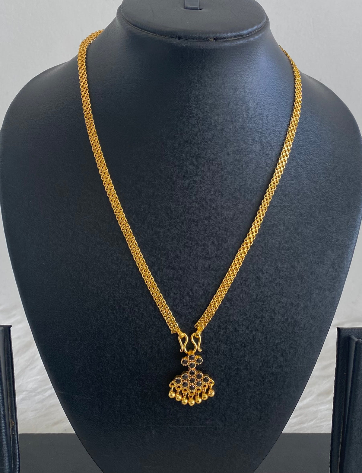 Gold tone 18 inches chain with black stone pathakkam pendant dj-54904