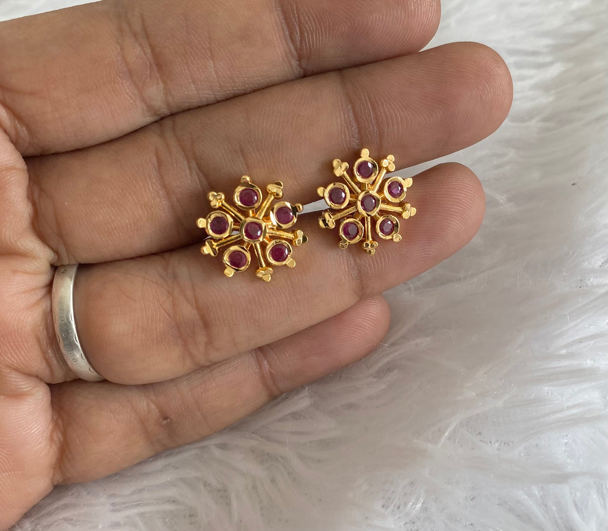 Gold tone rani pink stone flower stud/earrings dj-54901