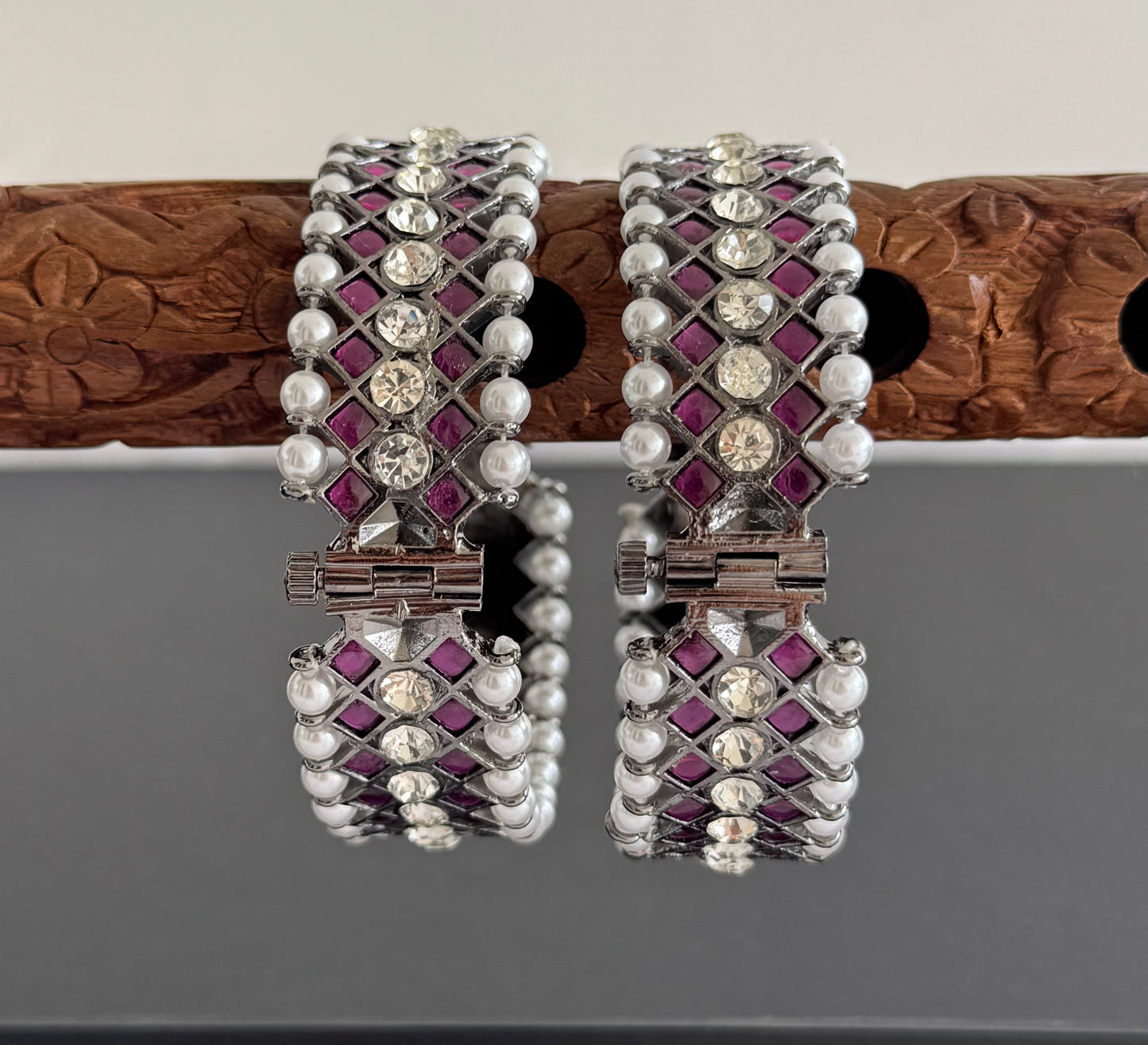 Black finish precious kemp-white pearl screw bangles(2.8) dj-52348