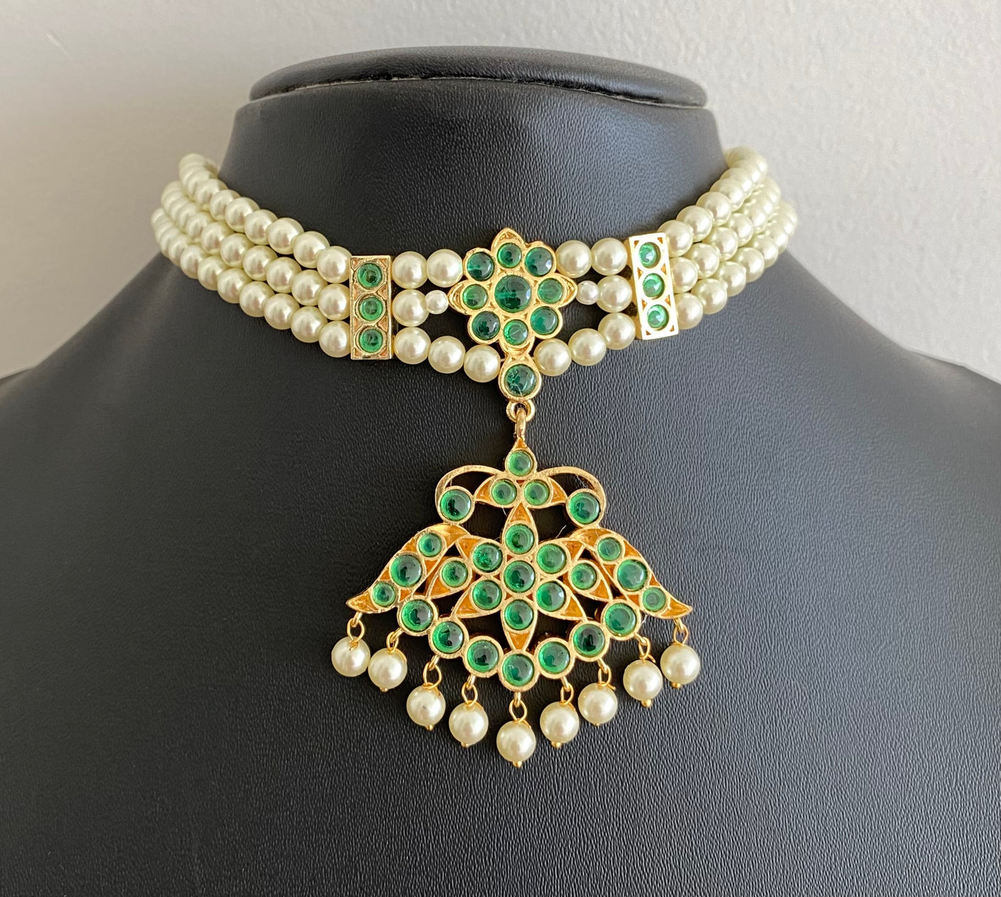 Gold tone precious kemp-green pearl reversible flower choker necklace dj-53935