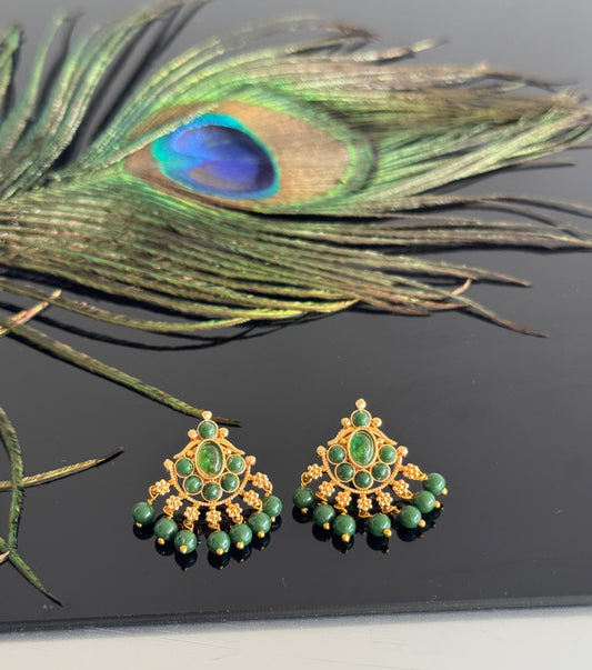 Gold tone green beaded stud/earrings dj-51614