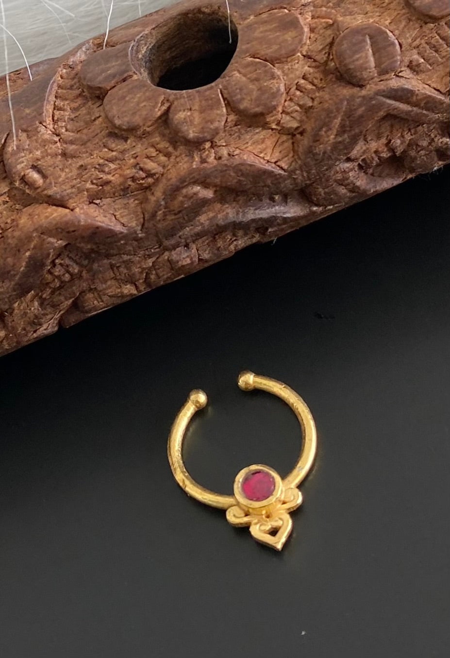 Gold tone kemp stone nose pin/bulakku dj-53782