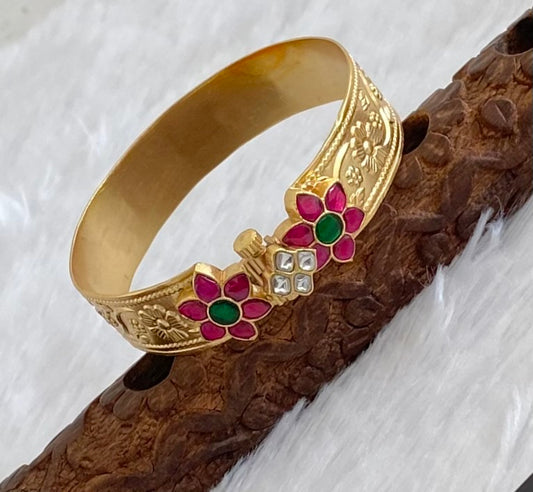 Matte finish kemp-green-white Kundan flower screw type kada(2.6) dj-53507