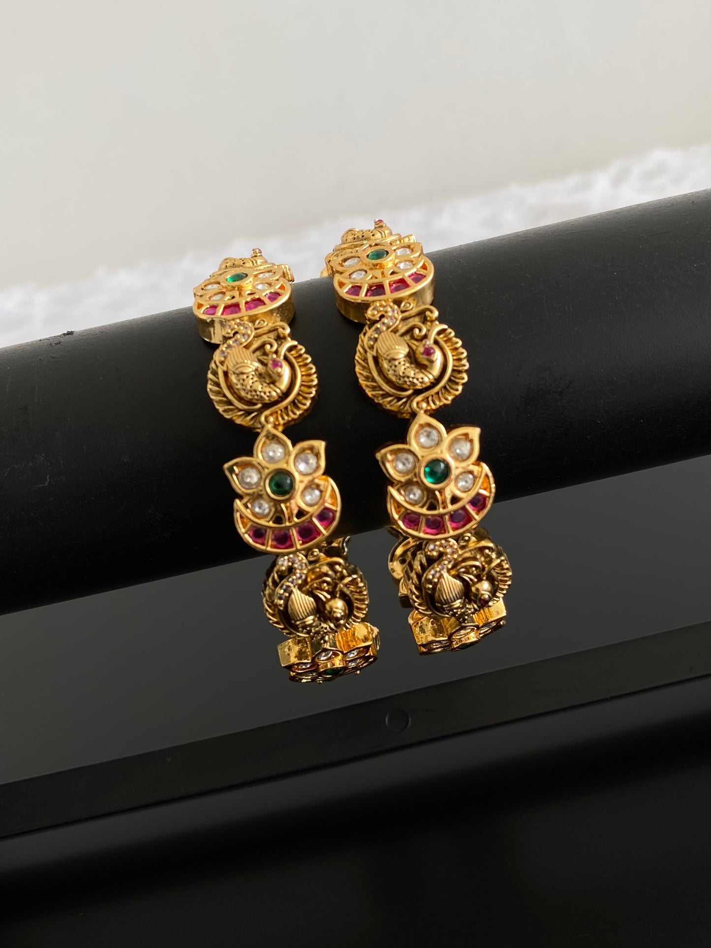 Antique gold tone kemp-green-white stone peacock flower bangles(2.4) dj-53437